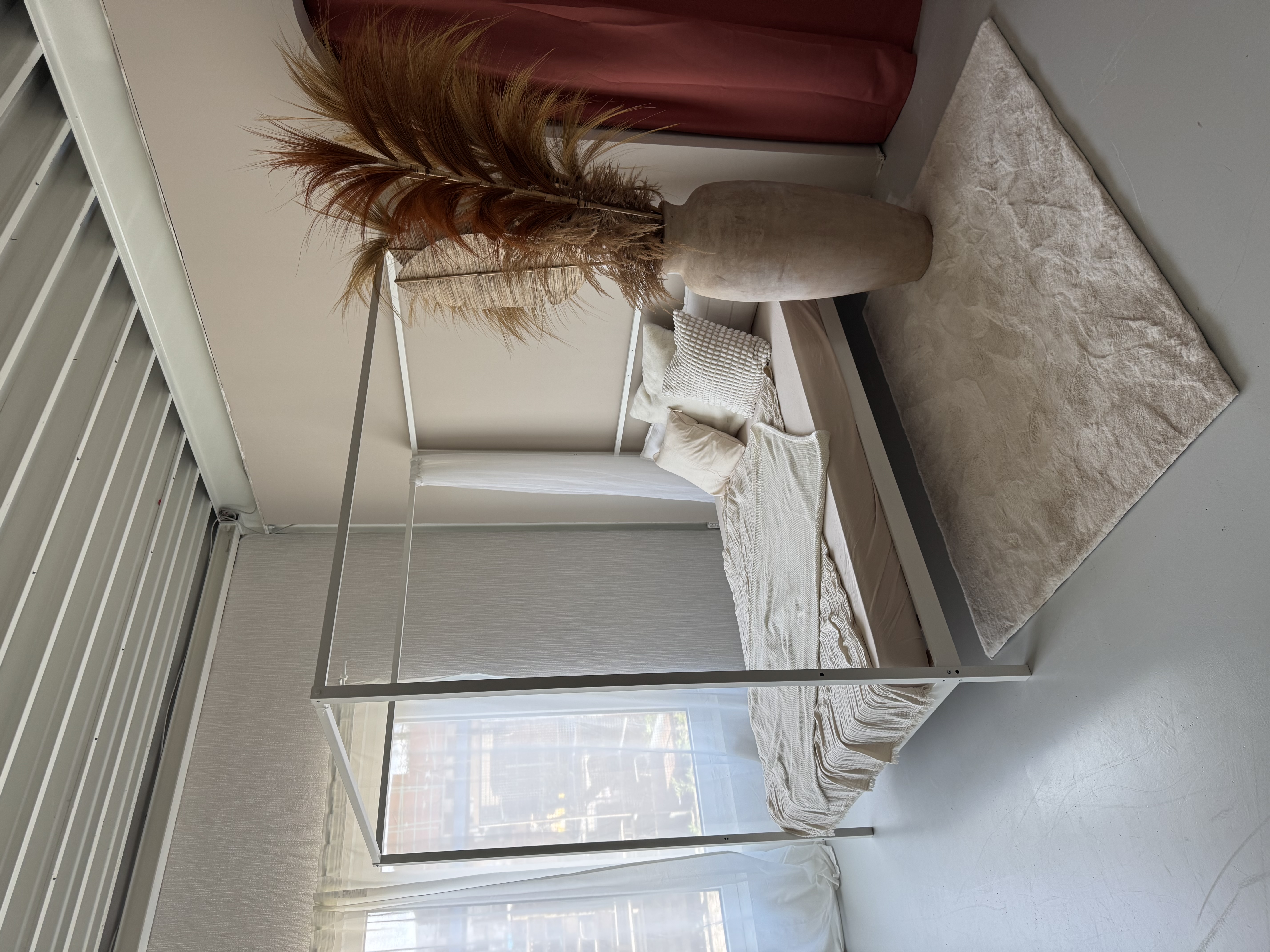 Boudoir-Couch mit weichen Stoffen und ruhiger, intimer Atmosphäre