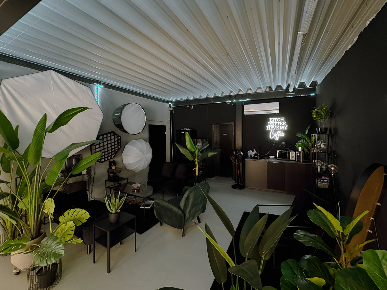 Lounge-Bereich mit entspannter Sitzgruppe und warmer Atmosphäre