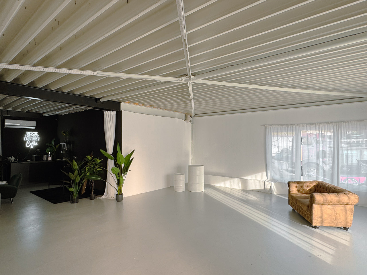 White Loft mit klaren Linien, Licht und viel Bewegungsfreiheit