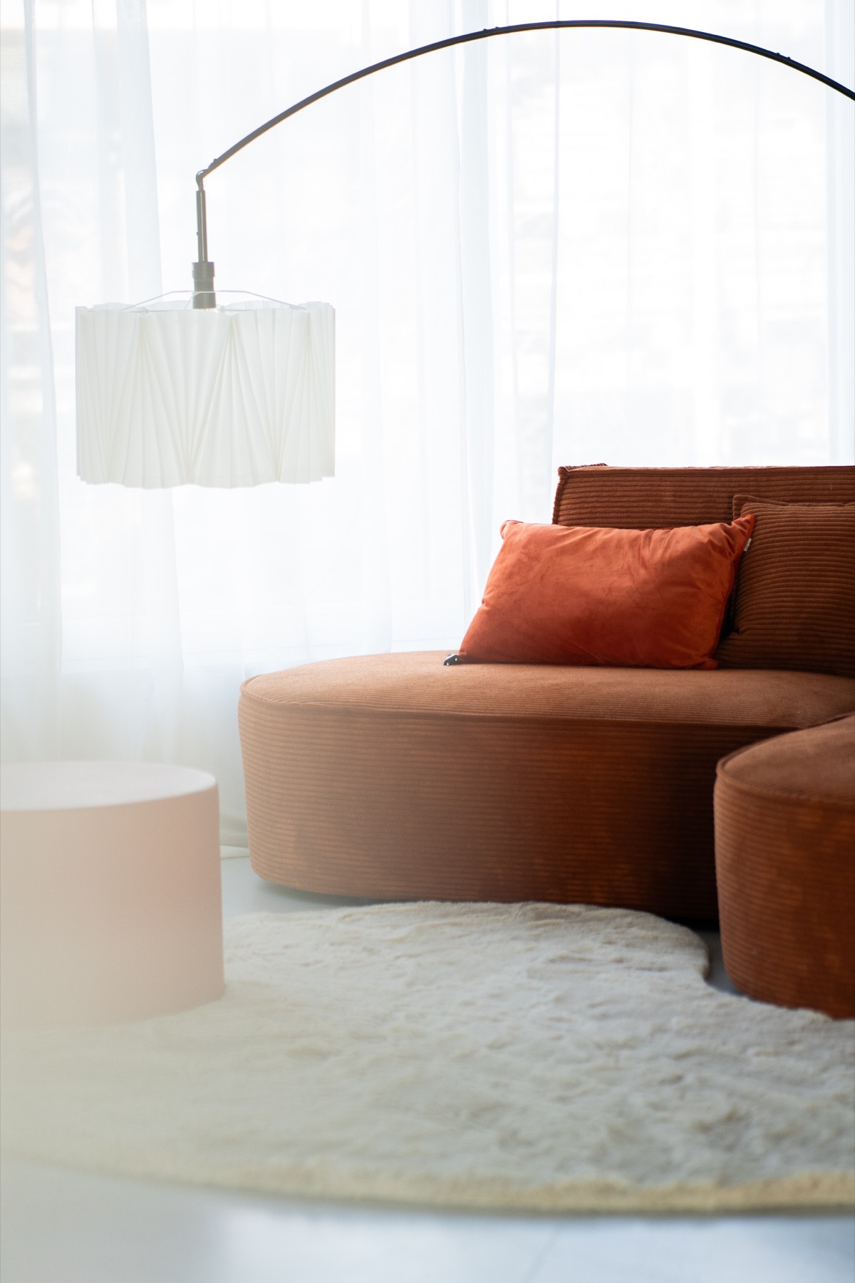 Loungeecke mit Lichtformern und Pflanzen im Urban Creatives Studio