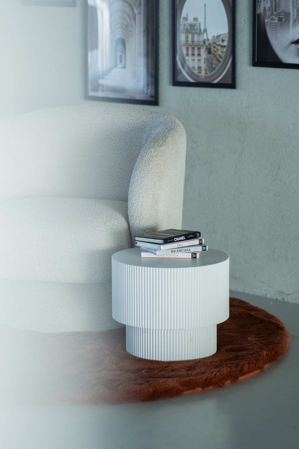 Chesterfield Couch mit Pflanzen und hellem Fensterlicht