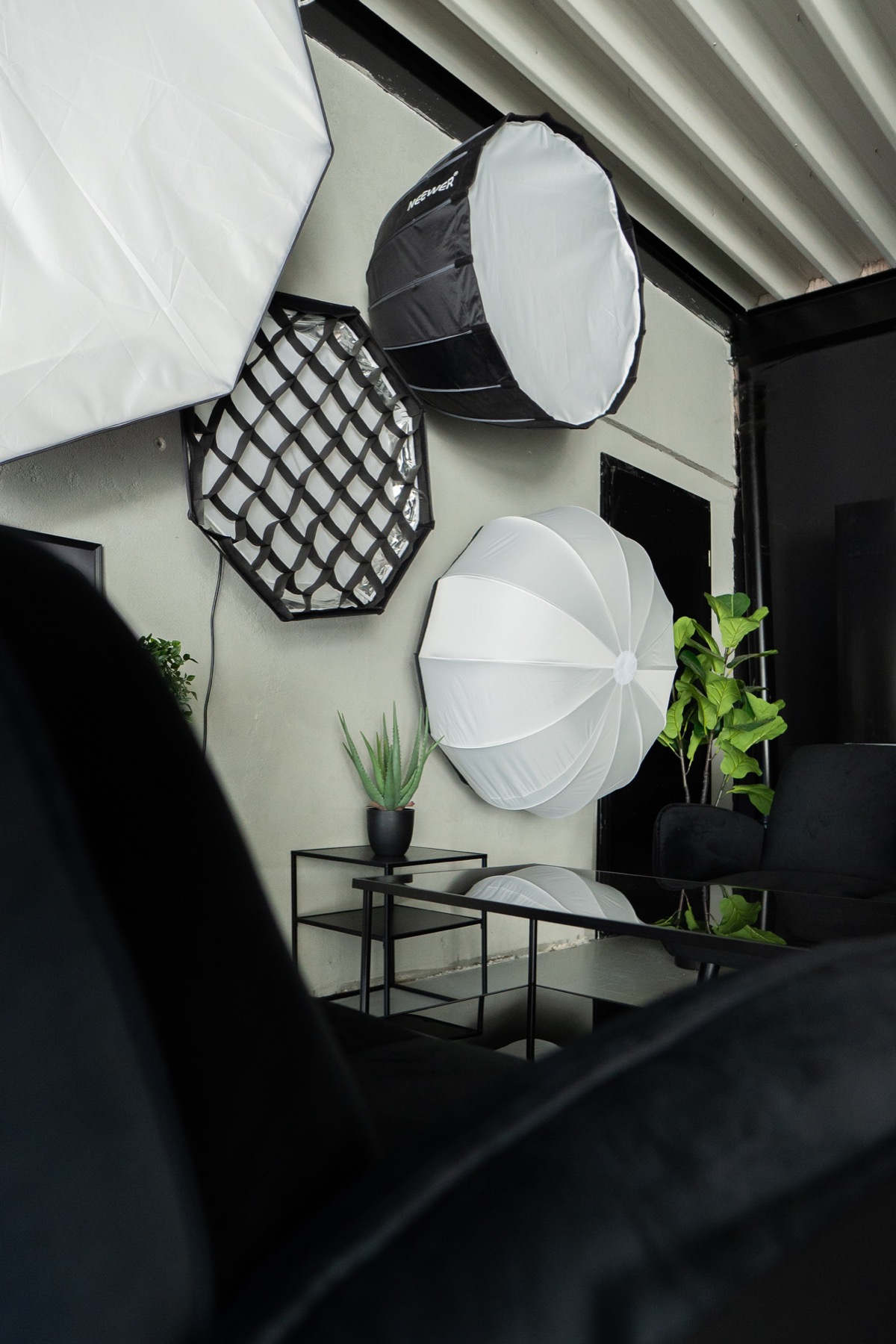 Warme Loungeecke mit orangener Couch und weichem Fensterlicht