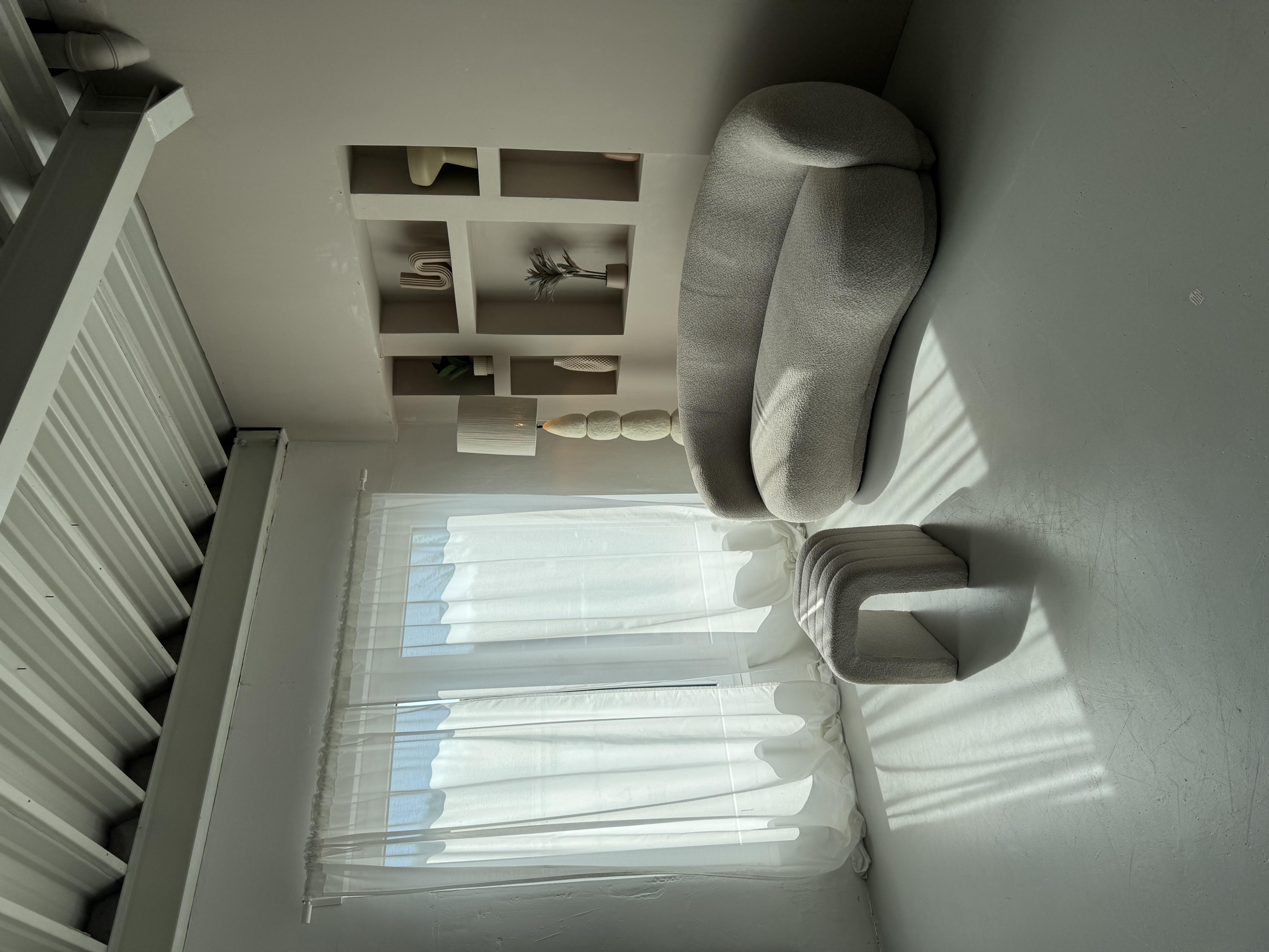 Helles Urban Creatives Studio mit Couch, Spiegel und Tageslicht